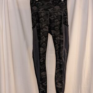 Fabletics PowerHold Black Camo High Waisted Leggings With Pockets Size M